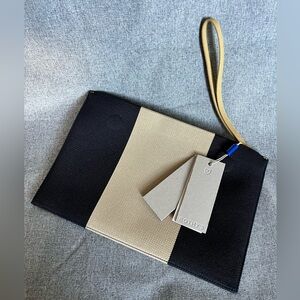 Rothy’s the wristlet new.